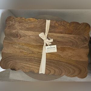 Elegant Wooden Serving Board with Scalloped Design